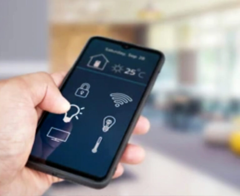 Smartphone mit App zur Steuerung von Smart Home und Haustechnik